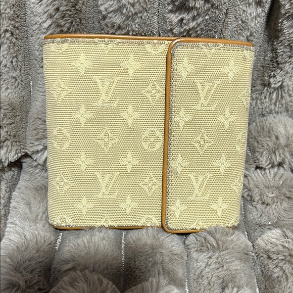 Louis Vuitton Cream Monogram Wallet - Picture 1 of 12